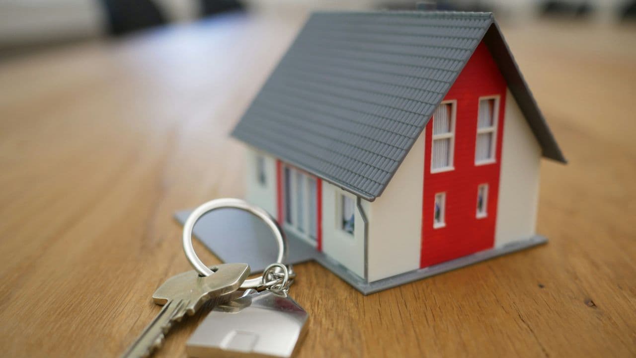 Llaves con una casa en miniatura