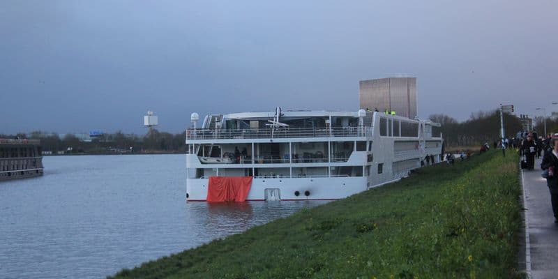 Crucero impacta contra un puente en Ámsterdam y obliga a evacuar pasajeros
