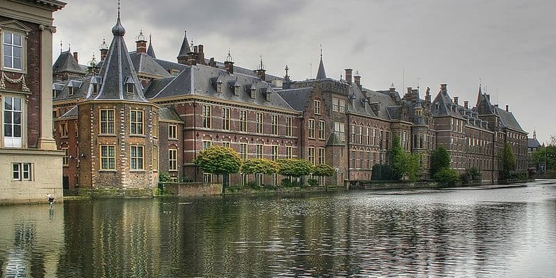 El Primer Ministro Schoof obligado a dejar su oficina por riesgo de incendio