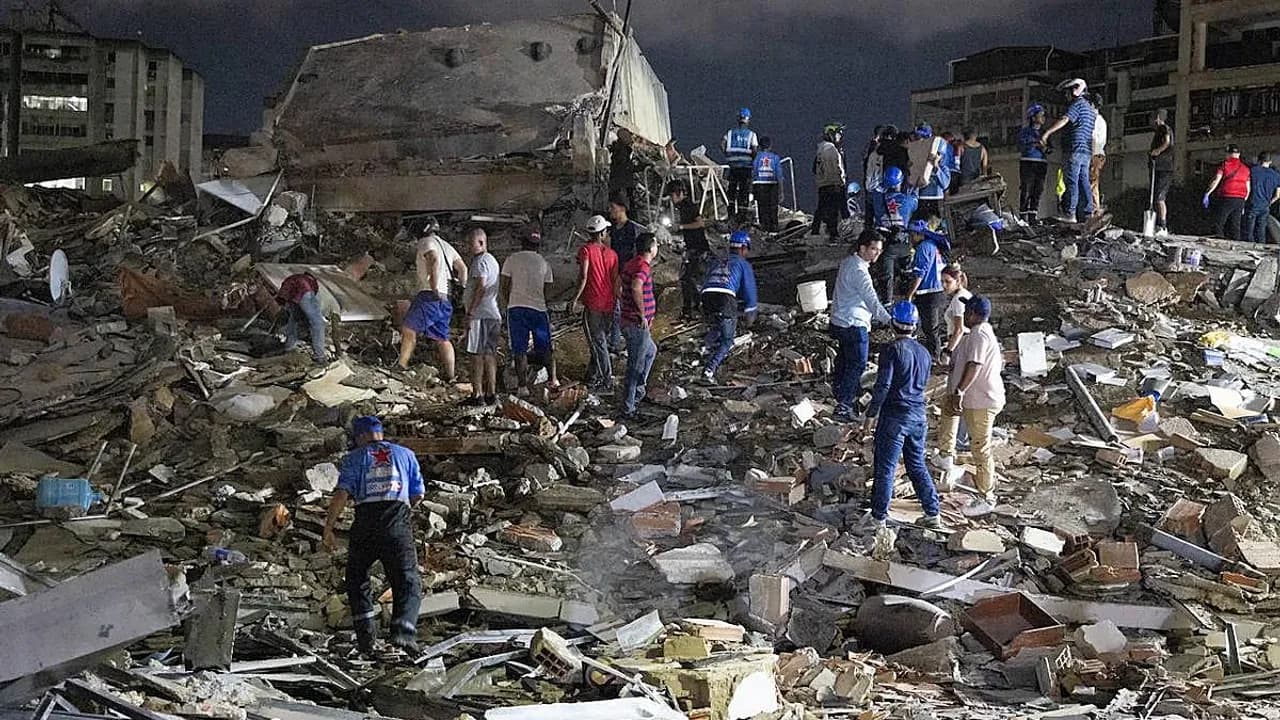 Equipos de rescate trabajando entre los escombros tras terremotos en Venezuela