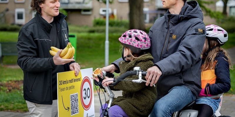 Miles de niños circulan en bicicleta por carreteras inseguras en Países Bajos
