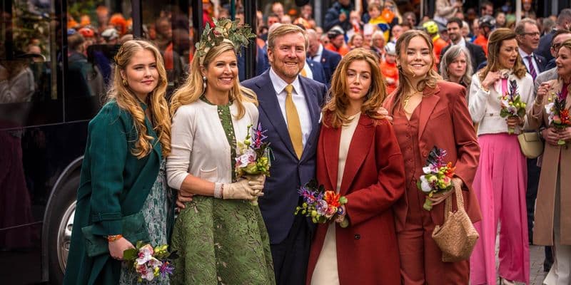 La familia real holandesa recibida con entusiasmo en Emmen durante el Día del Rey, con la comunidad local participando en festividades.