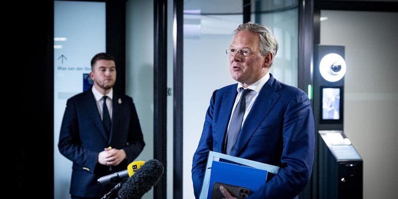 Ministro de Hacienda de Países Bajos dimite por controversia sobre sus inversiones
