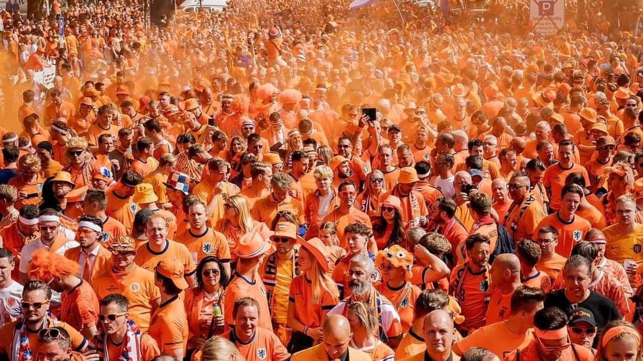 Gente de naranja en el Día del Rey