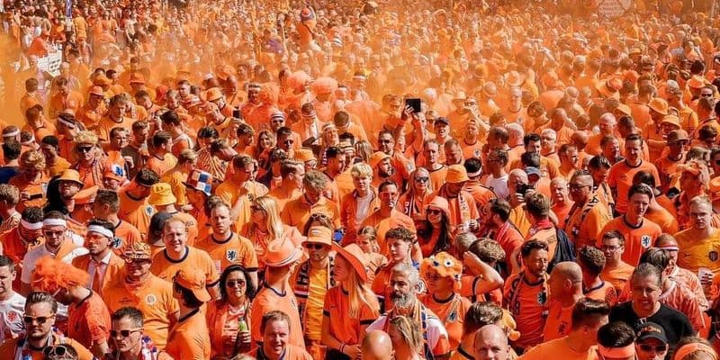 Gente de naranja en el Día del Rey