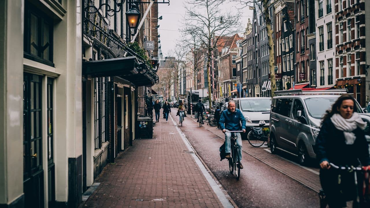 Gente en bicicleta en Países Bajos