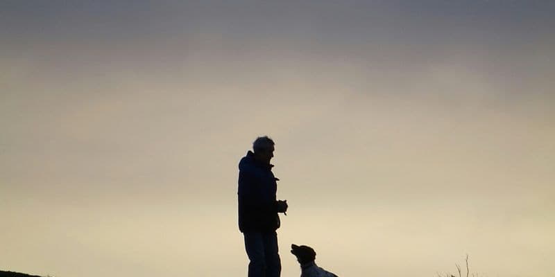 Hombre con su perro - Foto de Belinda Fewings en Unsplash