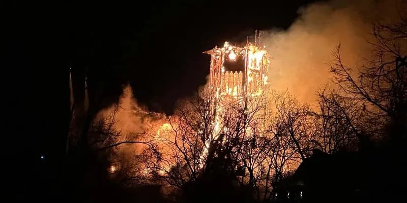 La emblemática Vondelkerk de Ámsterdam se consume en llamas durante Nochevieja