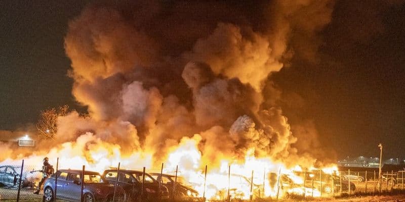 Incendio arrasa aparcamiento para pasajeros de Schiphol