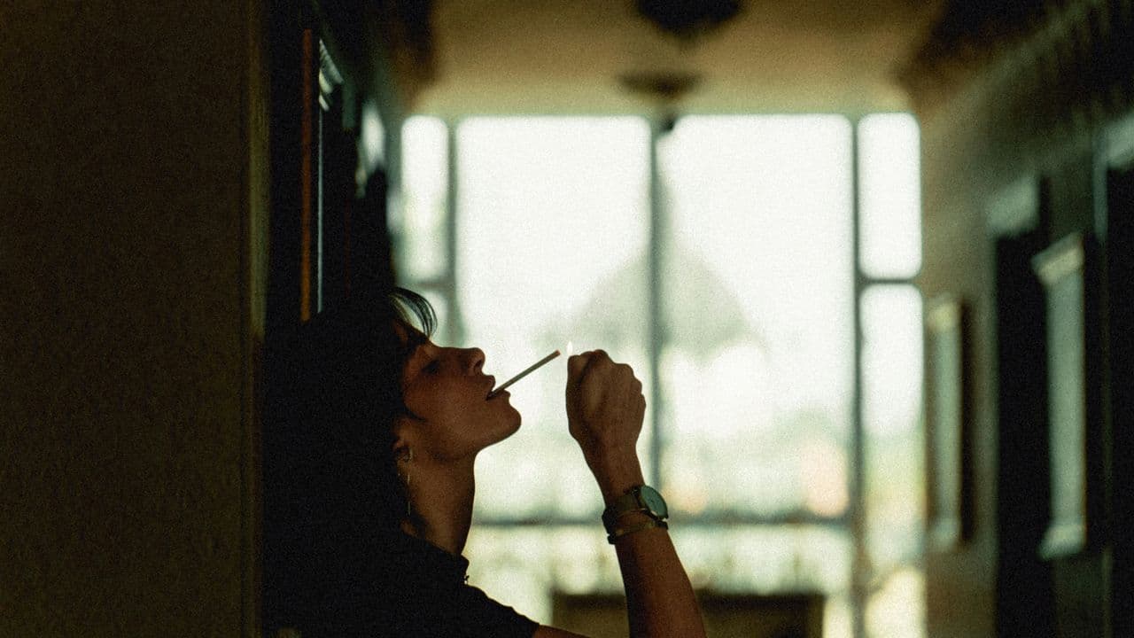 Jóven fumando - Foto de Vitalii Khodzinskyi en Unsplash