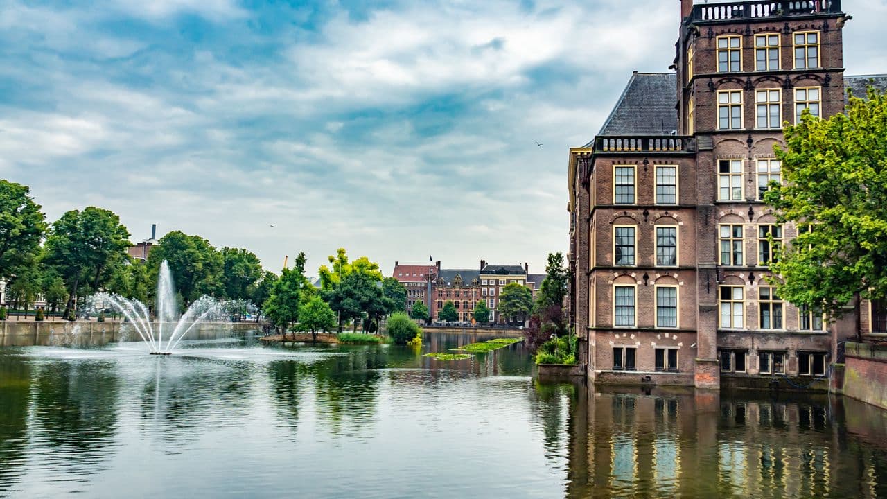 Agencias de viajes demandan a La Haya por prohibir publicidad de combustibles fósiles