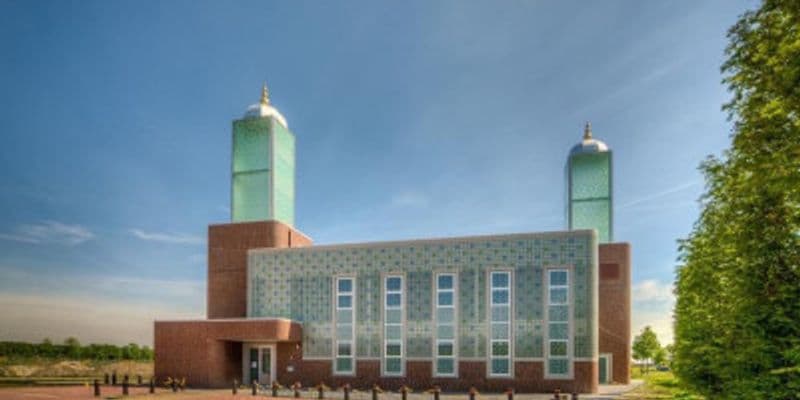 Almere violó derechos de musulmanes al infiltrarse en mezquitas