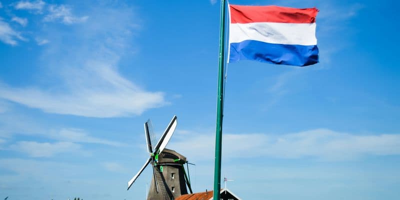 Molino en Zaanse Schans y bandera holandesa