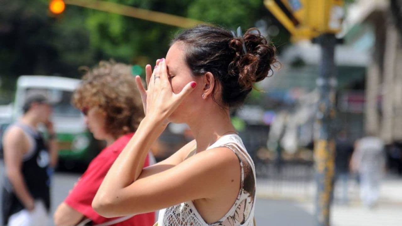 Mujer cubriéndose la cara del sol
