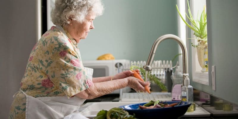 Mujer lavando verduras