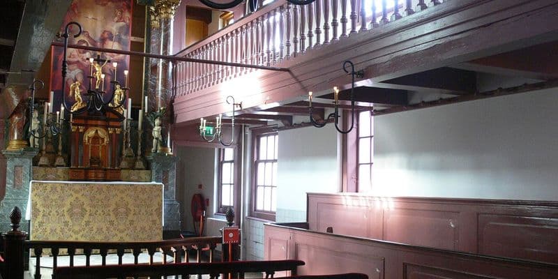 interior de la iglesia Lieve Heer op Solder, un espacio oculto en el ático que refleja la historia religiosa de Ámsterdam en el siglo XVII, ahora reconocido como patrimonio europeo