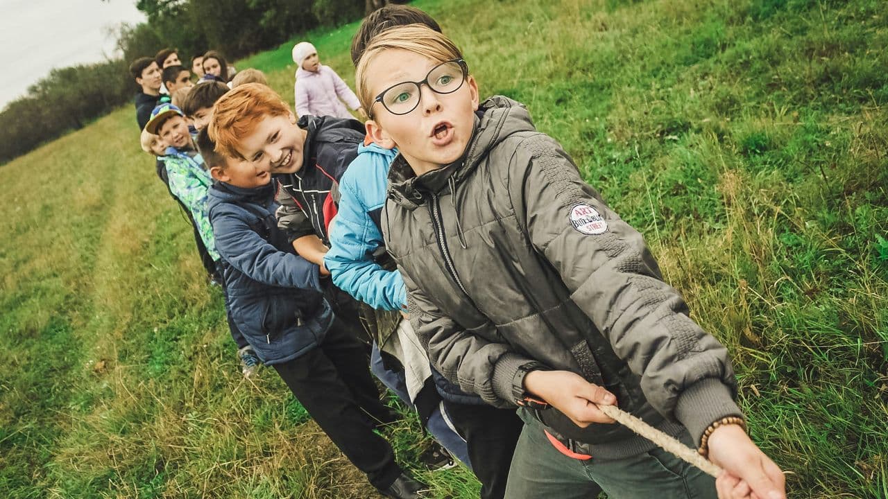 Niños jugando al aire libre