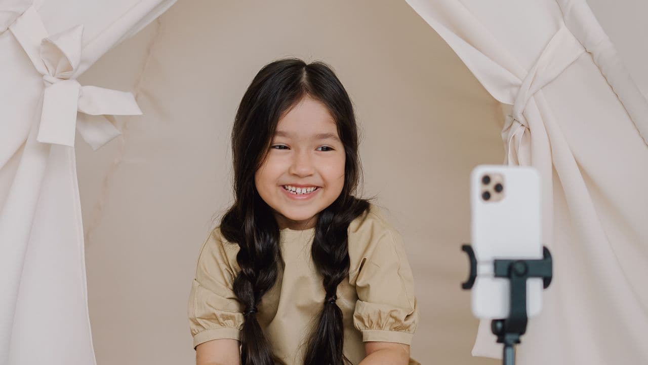 Niña sentada hablando a un teléfono