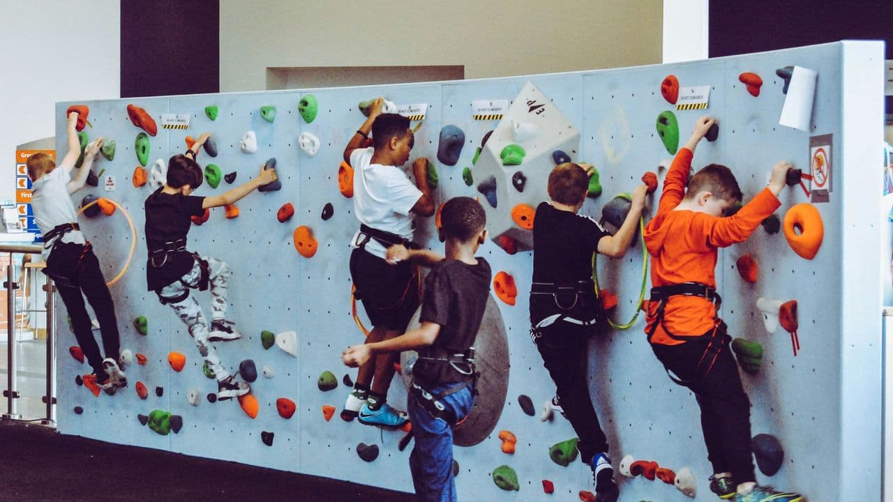 Niños haciendo escalada