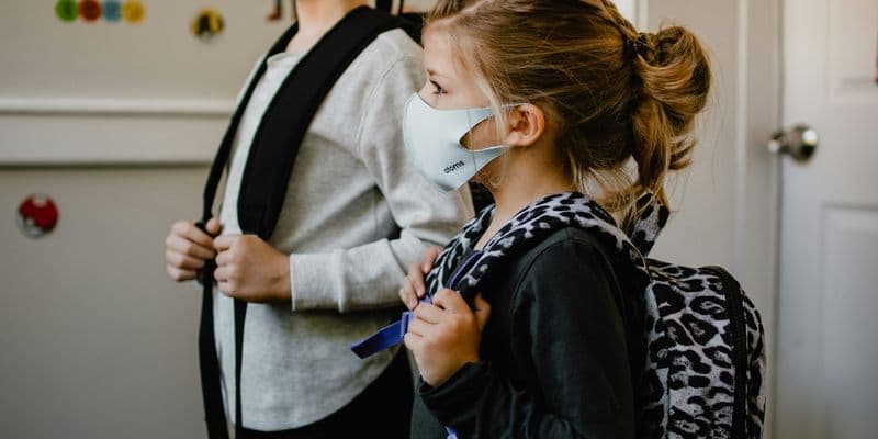 Niña con mascarilla - Foto de Kelly Sikkema en Unsplash