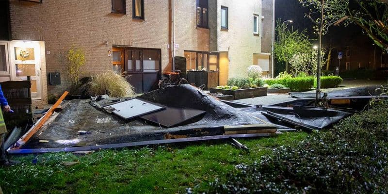 Paneles solares caídos tras el viento en Roosendaal
