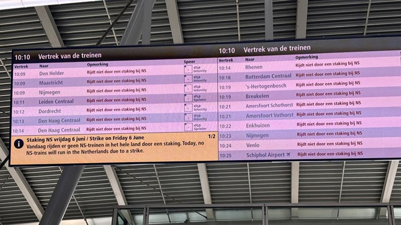 Pantalla con horarios de trenes cancelados