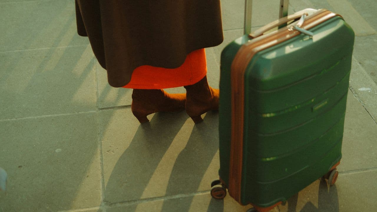 Persona con maleta de mano