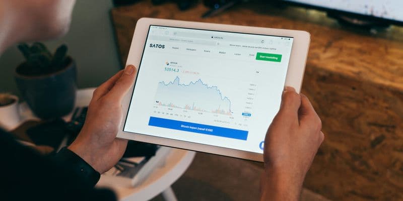 Persona mirando sus inversiones en una tablet