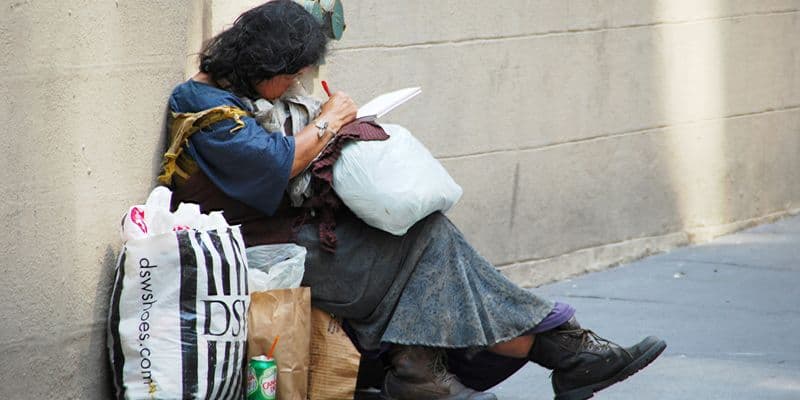 Persona sin hogar en la calle
