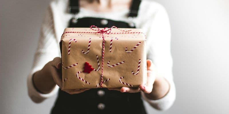 Persona sosteniendo un paquete