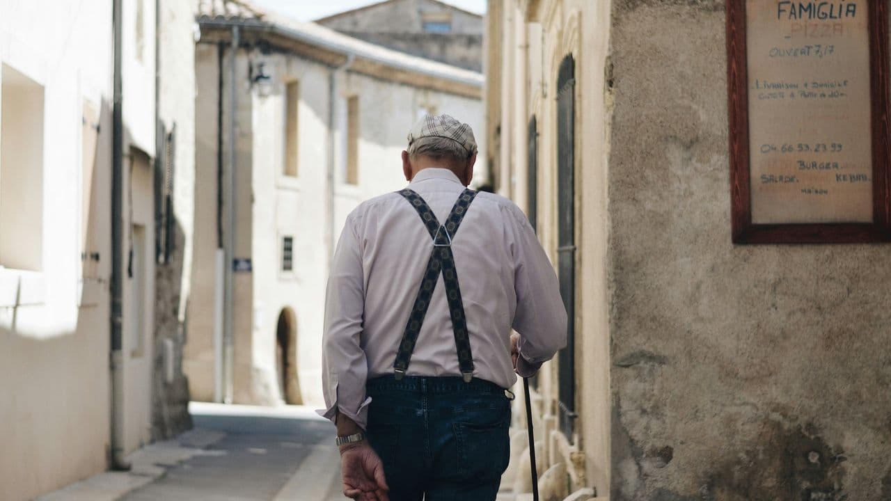 Persona mayor caminando