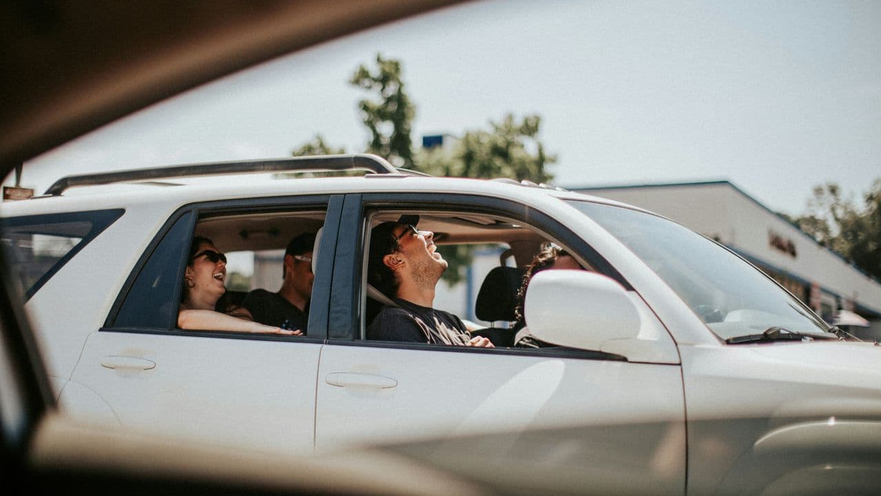 Personas en un coche