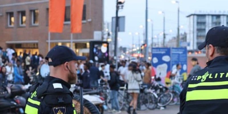 Violencia en Scheveningen: jóvenes atacan a la policía durante disturbios