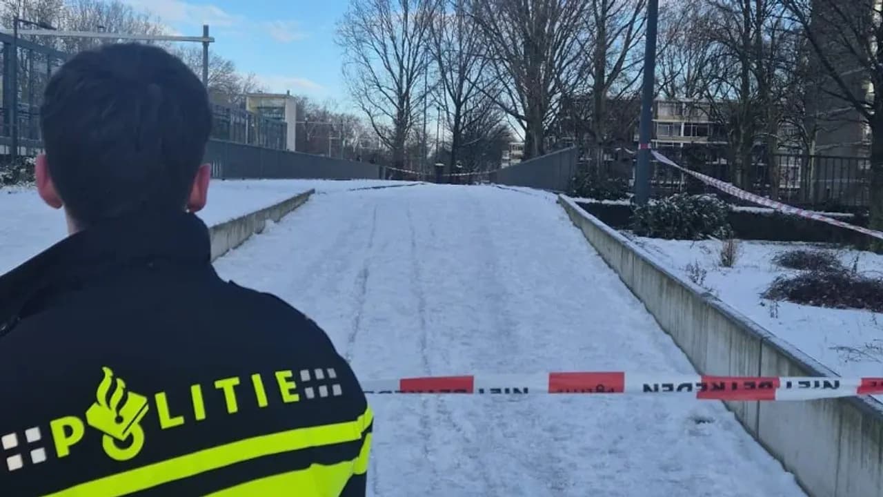 Policía en la escena del crimen en Schiedam
