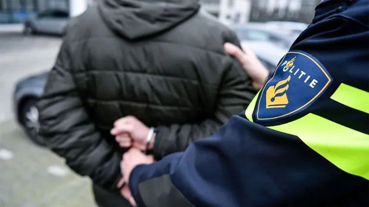 Policía arrestando a persona