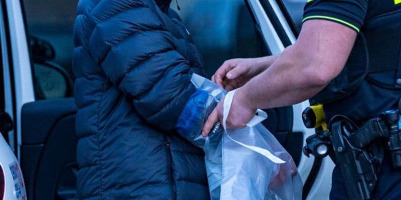 Policía arrestando al presunto autor del apuñalamiento en Schiedam - Foto de @weg_met en X