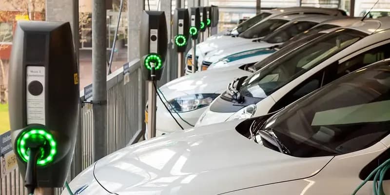Ámsterdam quiere cambiar gasolineras por puntos de carga para coches eléctricos