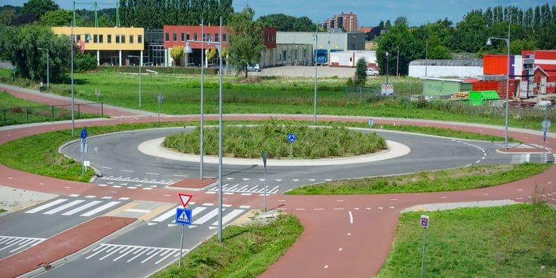 Rotonda con carril bicicleta
