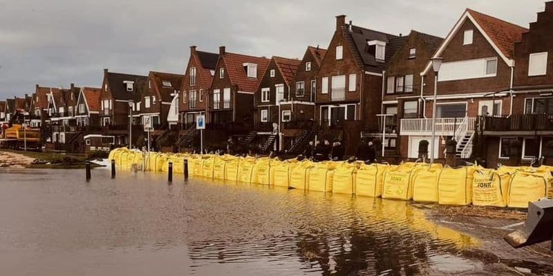 Sacos de arena en Volendam - Foto de Gemeente Edam-Volendam en Facebook