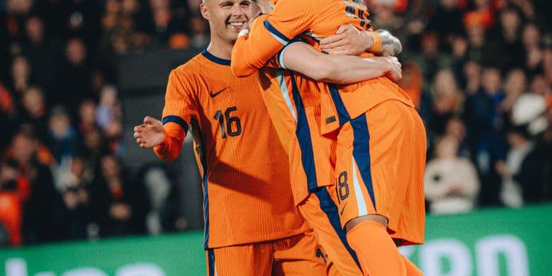 Jugadores de la Oranje celebrando un gol en el partido contra Islandia, preparándose para la Eurocopa 2024.