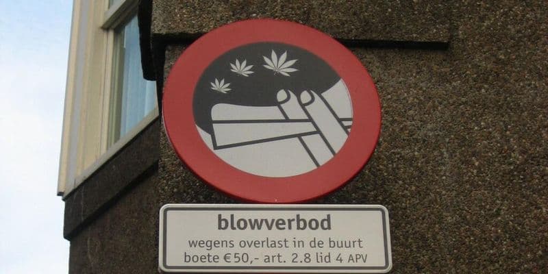 Fotografía de una señal de prohibido fumar en una calle del Barrio Rojo de Ámsterdam