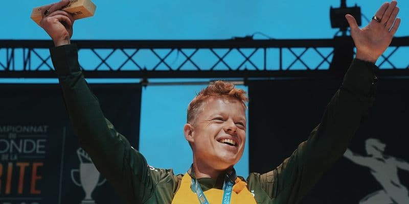 Siem van Bruggen celebrando su triunfo en Francia