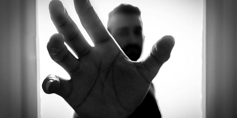 Silueta de la mano de un hombre