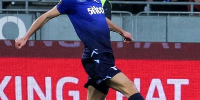 Stefan de Vrij en el campo jugando para el Internazionale, tras el fallo del tribunal que le otorga 5,2 millones de euros por daños