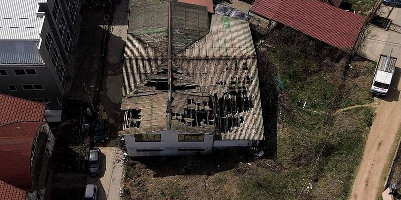 Tejado de Club Pulse tras incendio en Macedonia del Norte