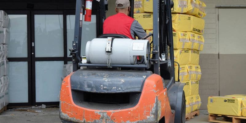 Trabajador en una máquina elevadora