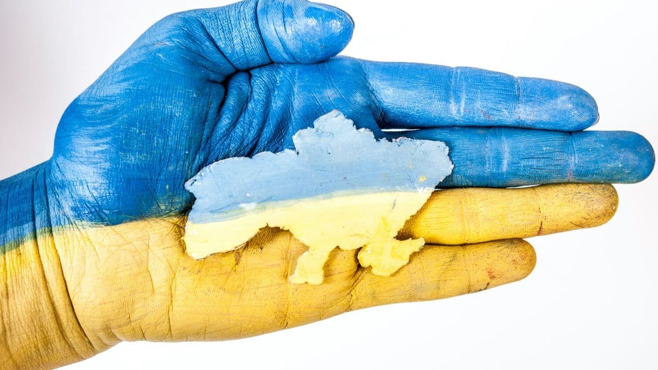 Bandera de Ucrania en pintada en una mano