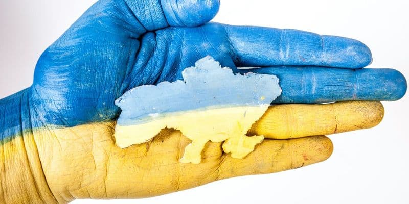 Bandera de Ucrania en pintada en una mano