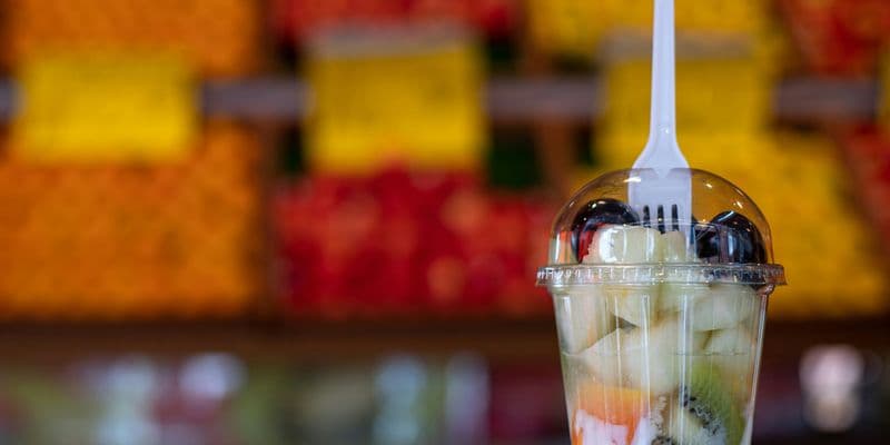 Vaso de plástico con comida