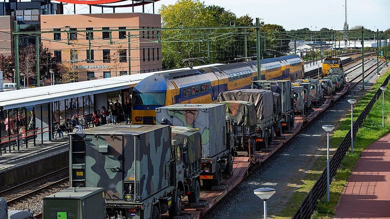 Vehículos militares en vagones de tren